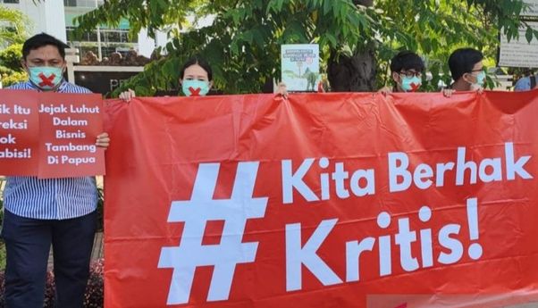Poster 'Kita Berhak Kritis' Terbentang Dukung Haris Azhar dan Fatia Jalani Sidang Perdana Kasus Luhut