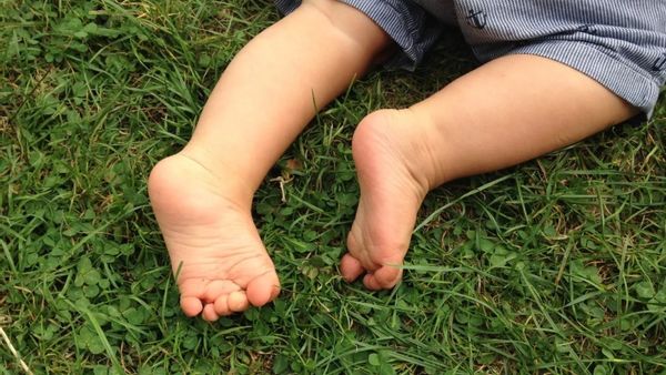 Bocah Kecil Ini Meninggal Setelah Telan Baterai yang Terjebak di Tubuhnya Selama 4 Hari