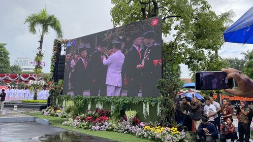 Gibran Tak Hadir dan Tak Disebut saat Penyematan Tanda Kehormatan Satyalencana di Surabaya