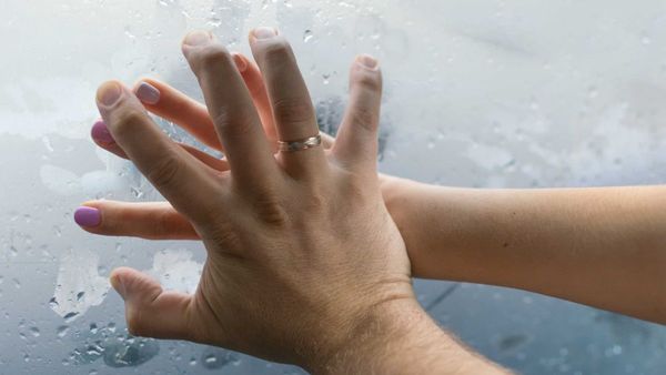 Terungkap Alasan Seks Lebih Nikmat Saat Hujan, Bisa Belajar Eksplor