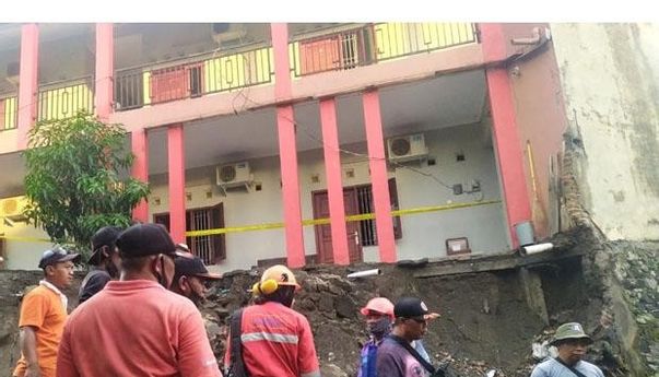 Berita Terkini: Talut di Sleman Longsor, Tiga Sepeda Motor Tertimbun Tanah