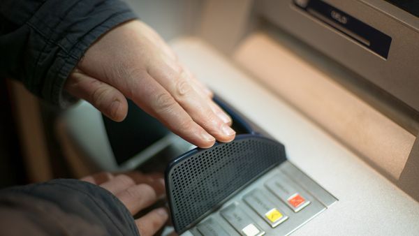 Polisi Ringkus Pembobol ATM, Modusnya Ganjal Tempat Uang Keluar dengan Obeng