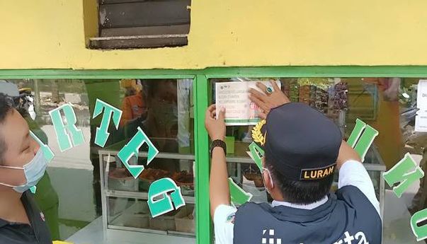 Warteg di Pademangan yang Karyawannya Sudah Divaksin Ditempeli Stiker Khusus