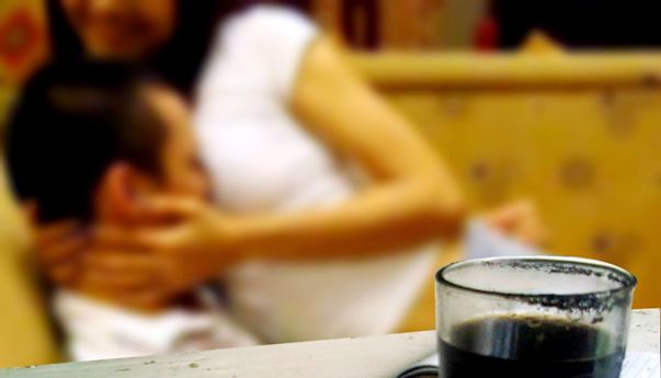 Mengenal Kopi Pangku, Tradisi “Ngopi Plus-Plus” di Nusantara