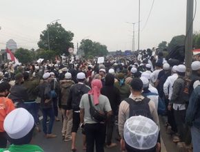 Aksi Lempar Batu dari Simpatisan Rizieq Shihab kepada Polisi Tak Terhindari di Area Dekat Gedung Sidang