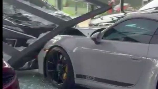 Xpander Tabrak Porsche di Showroom Mewah PIK 2, Polisi Sebut Kerugian Capai Rp5,7 Miliar