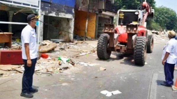 Kelurahan Pinangsia Bongkar 30 Bangunan Liar di Lahan Aset Pemda