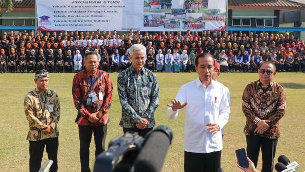 Jokowi Apresiasi Ganjar Bangun SMKN Gratis Khusus Keluarga Miskin