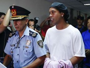 Resmi Bebas dari Tahanan Rumah Paraguay, Ronaldinho Tak Sabar Bertemu Ibunya