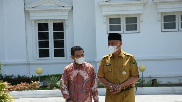 Denny Siregar Sindir Salim Segaf yang Puji Gubernur Sumbar Kembalikan Mobil Pajero: Ini Kan Karena Ketahuan Bib