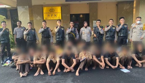 Polres Jakbar Amankan 18 Pelajar SMA Berseragam Pramuka yang Diduga Hendak Tawuran di Kalideres