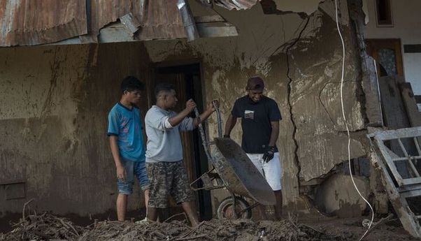 Korban Banjir Bandang NTT Terima Bantuan Rp 500.000 Per Keluarga