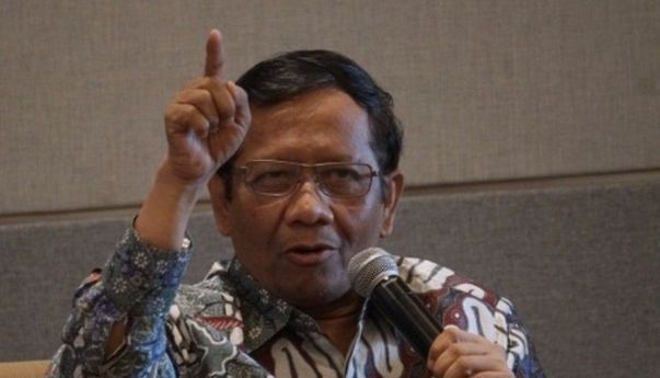 Hadiri Pernikahan Putri Eks Rektor UNY, Mahfud MD Ngobrol dengan Gatot Nurmantyo dari Hati ke Hati di Jogja