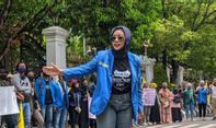 Berita Jateng: Diskusi Lesehan di Depan Gedung DPRD Pati, Tuntutan Unjuk Rasa UU Cipta Kerja Diterima