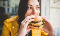 Cara Makan Burger yang Benar Layaknya Seorang Pro agar Tak Terkesan Norak dan Tetap Rapi
