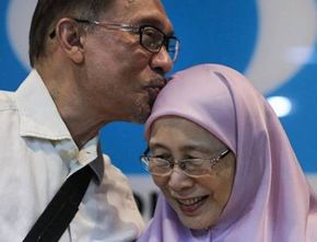 Liku-liku Perjalanan PM Malaysia Anwar Ibrahim dan Kesetiaan Wan Azizah