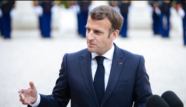 Presiden Prancis Ditampar Seorang Pria Saat Temui Warga dalam Kunjungan di Prancis Tenggara