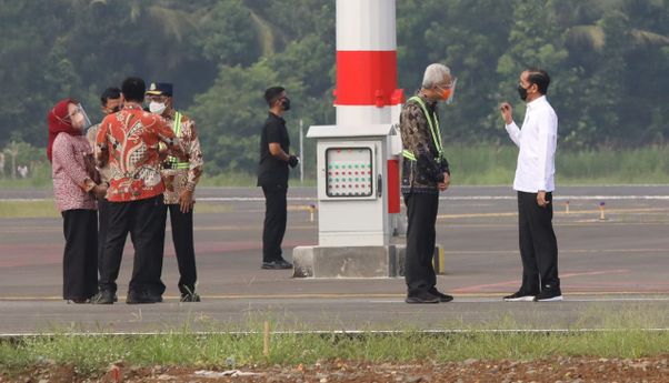 Momen Jokowi dan Ganjar Ngobrol Serius di Bandara Jenderal Besar Soedirman