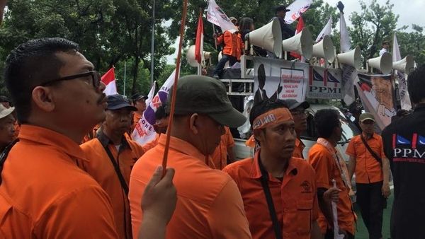 Demo Ratusan Karyawan Pos di Kantor Menteri BUMN, Ada Apa?