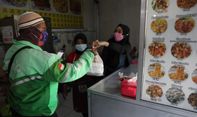 Ganjar Terkesan dengan Pemilik Warung Bubur Ayam Romeo Sirait, Panjang Umur Orang Baik