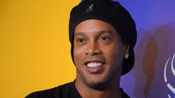 Ronaldinho Dipenjara, Senyumannya yang Khas Tetap Menawan
