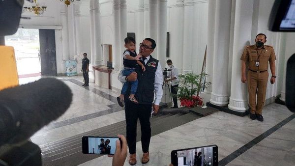 Bawa Putra Bungsu ke Gedung Sate, Ridwan Kamil ke Wartawan: Terima Kasih, Nanti Ada Waktu Saya Bicara