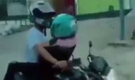 Posisi Dua Sejoli Ini Bikin Gempar Warganet, Seperti Orang Berhubungan Seks