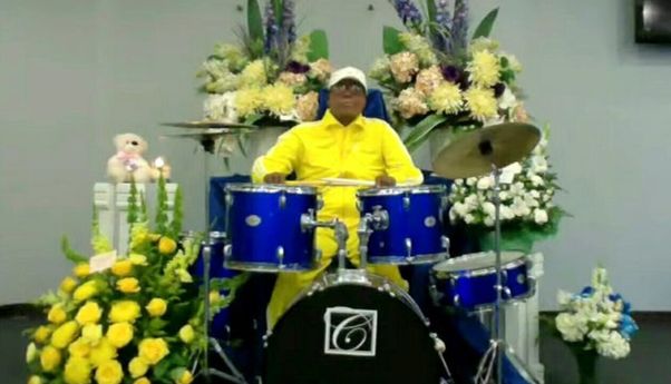 Waduh, Drummer Ini Hadiri Pemakaman Sendiri dengan Duduk di Drum Set-nya!