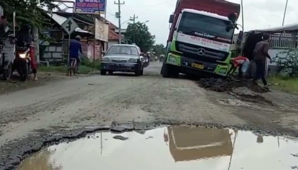 Lalu Lalang Truk Proyek Jalingkut Bikin Sejumlah Ruas Jalan di Brebes Rusak Parah