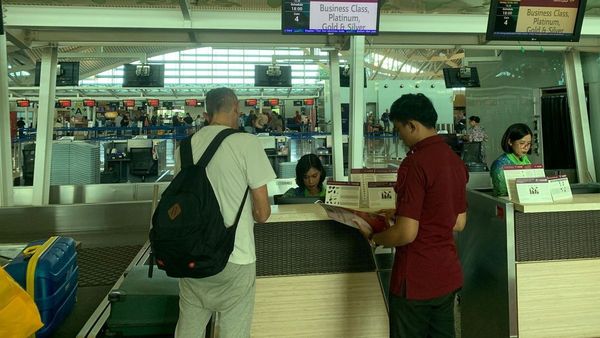 Bule Prancis Acungkan Jari Tengah dan Mau Pamer Kemaluan ke Petugas Imigrasi Dideportasi dari Bali