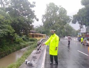 Gara-gara Rokok, Mobil Hantam Pembatas Jalan di Kulon Progo
