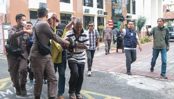 Ibu Agus Buntung Jatuh Pingsan usai Hadiri Sidang Anaknya, Kepala Terbentur hingga Berdarah