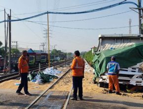 Truk Muat Kedelai Tertabrak KA Harina di Kaligawe Semarang, Sopir Tewas di Tempat