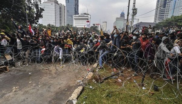 Massa Aksi Serbu Patung Kuda dan Gedung DPR, Tuntut Diangkat Jadi P3K dan Tolak Timnas Israel