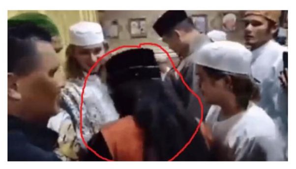 Viral Limbad Cium Tangan Habib Bahar bin Smith, Netizen: Preman Kok Disembah!