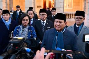 Perhatiannya Prabowo ke Sri Mulyani yang Kedinginan di London: Pakai Mantel, Nanti Sakit