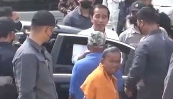 Viral Warga Maros Maksa Terobos sampai Gigit Tangan Paspampres untuk Bertemu Presiden Jokowi