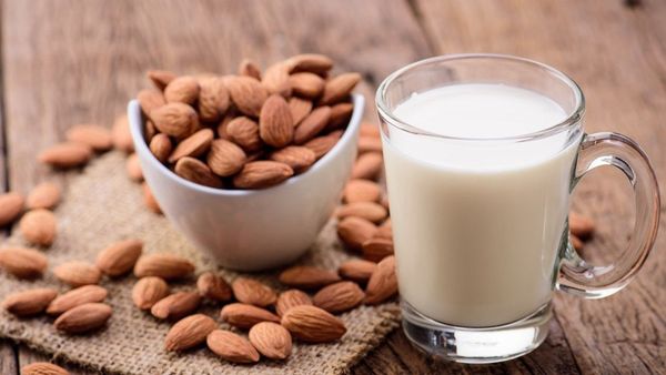 Mitos Atau Fakta, Susu Almond Bisa Perlancar ASI? Ini Jawabannya!