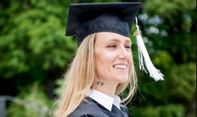 Kisah Perempuan Mantan Pecandu Narkoba yang Berubah Jadi Lulusan Terbaik Universitas