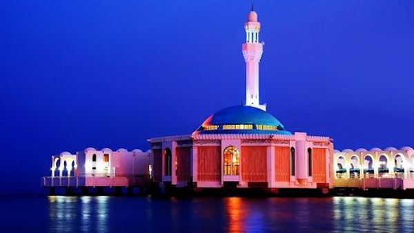 Melihat Keindahan Masjid Terapung yang Populer di Dunia, Cantik Banget!