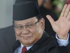 Tanggapi Soal Pemimpin Rambut Putih, Prabowo Pamer Uban: Ini Putih Banyak Kan?