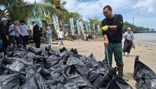 Bersihkan Pesisir Pantai, DLH Balikpapan Angkat Sampah 9 Ton per Hari