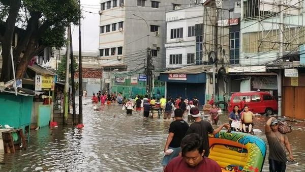 Beda Pandangan Anies dan Jokowi Soal Penyebab Banjir Jakarta