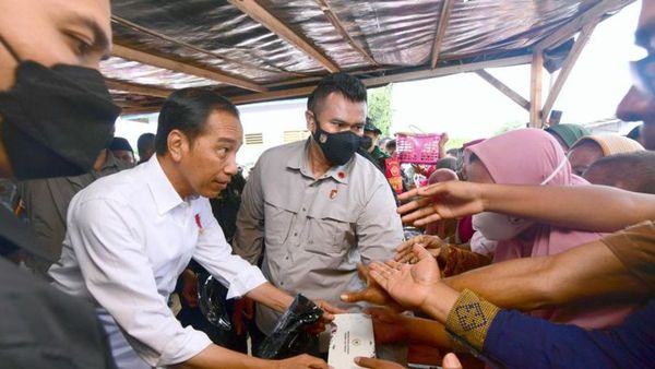 Kunjungi Pasar Sila NTB, Presiden Jokowi Bagikan BLT untuk Tambahan Modal Usaha
