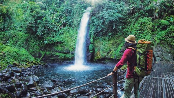 Punya Jembatan Gantung Terpanjang, Inilah Pemandangan Luar Biasa Curug Sawer di Sukabumi