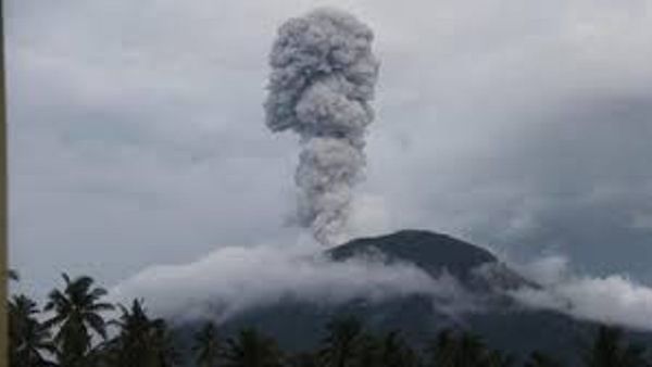 Gunung Ibu Erupsi Pagi Ini, Abu Vulkanik Membumbung Setinggi 4 KM