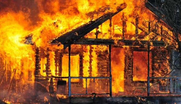 Berita Kriminal: Edan! Karena Terlilit Utang dan Ditinggal Istri, Seorang Pria Nekat Bakar Rumah Sendiri