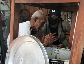 Semangat Mbah Narkan, Penjual Soto Berusia 93 Tahun di Gondomanan Yogyakarta