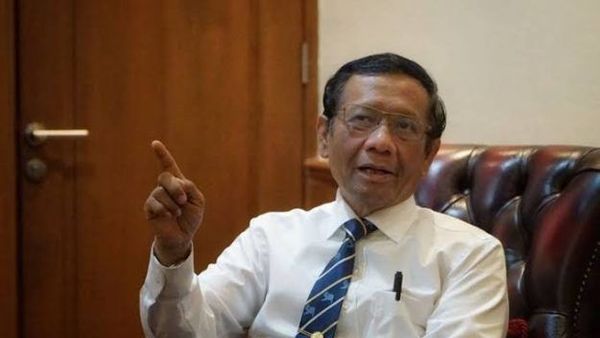 Mahfud MD: “Di Indonesia Pejabatnya Korupsi Bansos, Pengaku Ulama Perkosa Santri”
