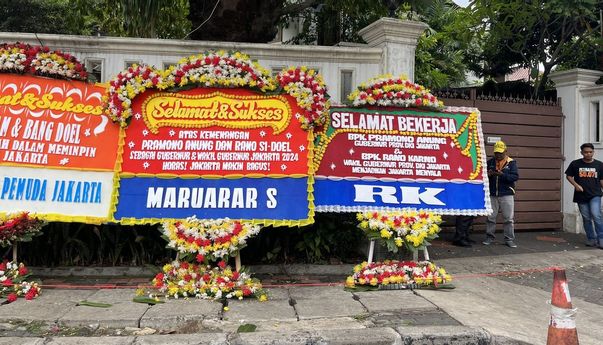 Ada Karangan Bunga dengan Pengirim "RK" dan "Maruarar S" di Rumah Pemenangan Pramono-Rano